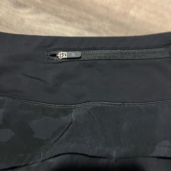 Lululemon Athletica Black Camouflage Athletic Shorts- 6 Long - Picture 7 of 8